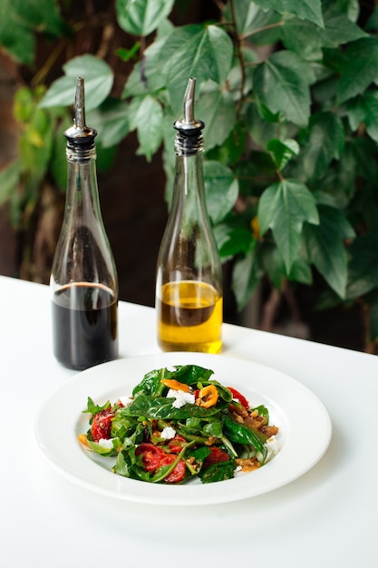 Ensalada de camarones y las botellas de aceite y salsa