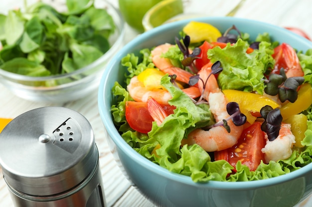 Ensalada de camarones con diferentes ingredientes, cerrar