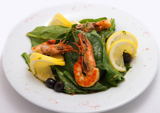 Foto ensalada de camarones con espinacas y limón