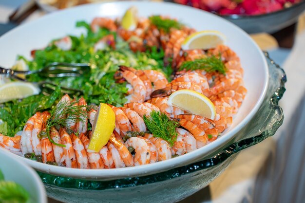 Foto ensalada de camarones frescos hervidos servidos con limón.