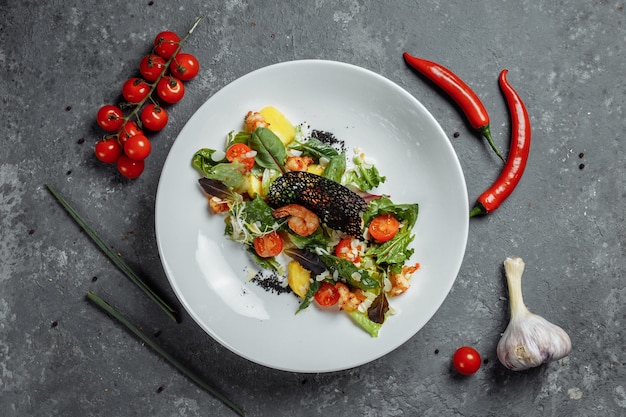 Ensalada de camarones fritos con romero, mango y tomates cherry