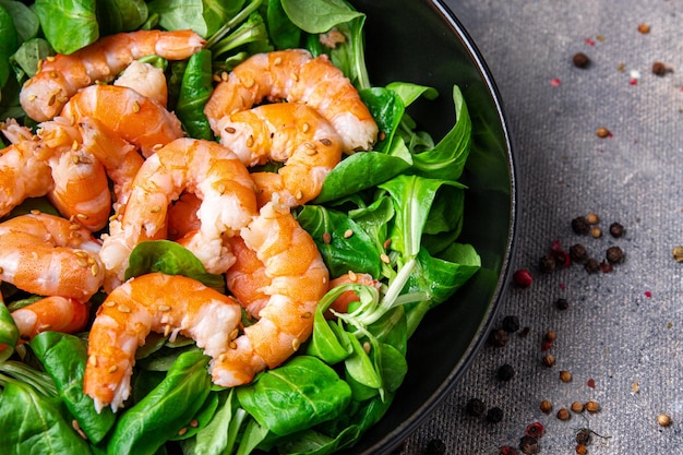 Ensalada de camarones gambas marisco comida saludable comida snack en la mesa espacio de copia fondo de comida