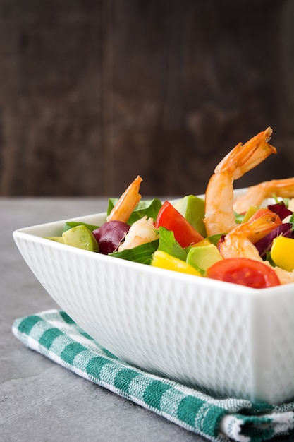 Ensalada de camarones con mango y aguacate sobre piedra gris