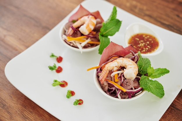 Ensalada de camarones en mesa