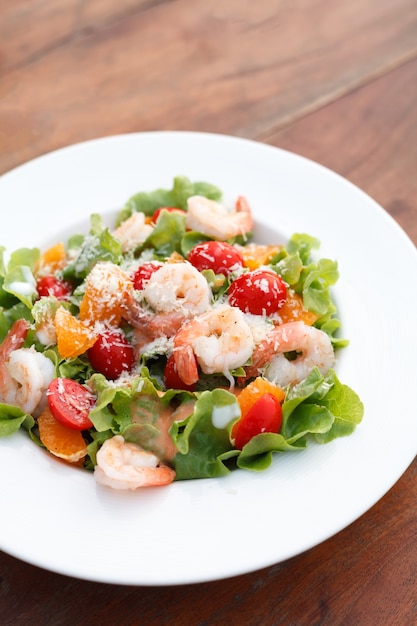 Ensalada de camarones a la parrilla