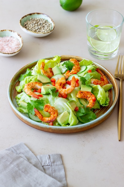 Ensalada de camarones, pepinos y aguacate. Alimentación saludable. Comida vegetariana.