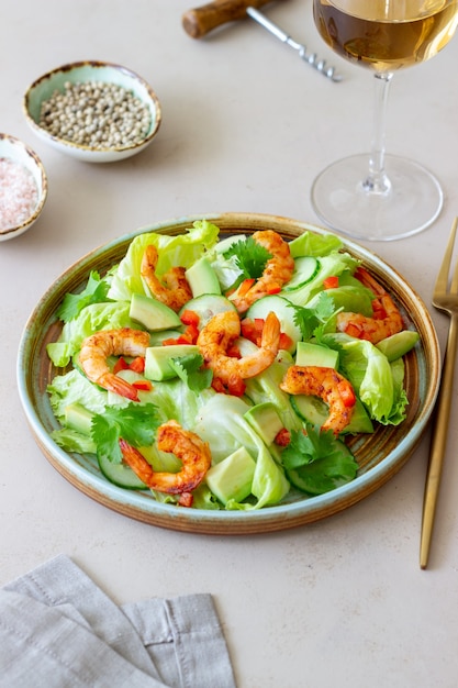 Ensalada de camarones, pepinos y aguacate. Alimentación saludable. Comida vegetariana.