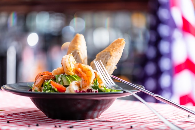 Ensalada de camarones servida en un restaurante americano