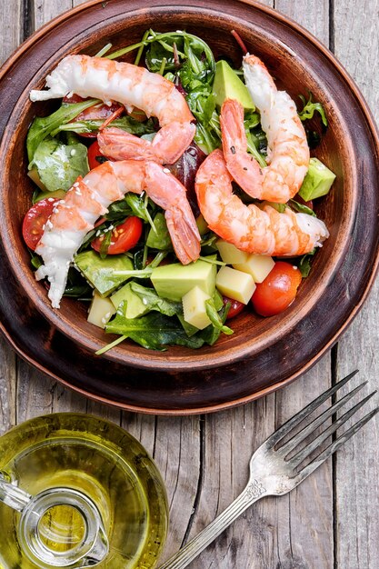 Ensalada con camarones, tomates y aguacate.