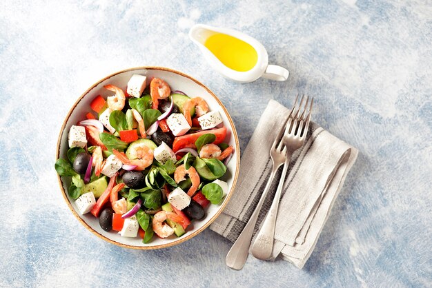 Ensalada de camarones, tomates, pepinos, pimiento morrón, aceitunas y queso feta