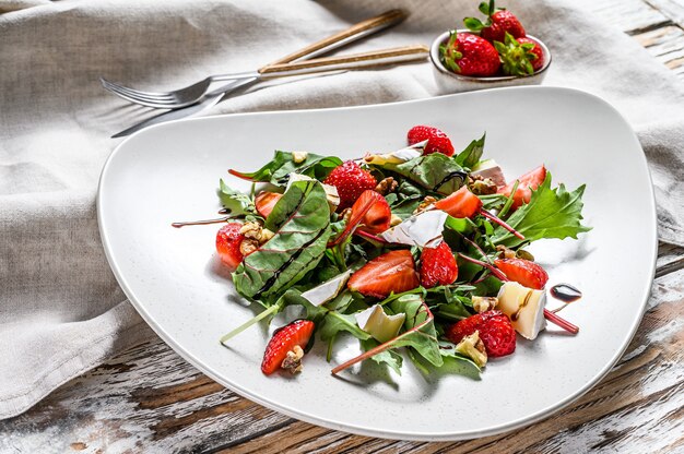 Ensalada de camembert, fresas, nueces, acelgas y rúcula