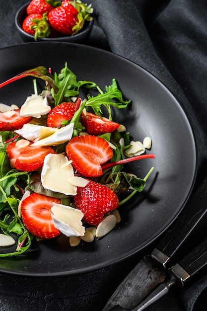 Ensalada de camembert, fresas, nueces, acelgas y rúcula