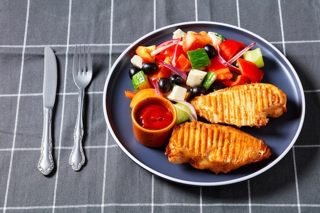 Ensalada campera de verduras y pechuga de pollo a la plancha