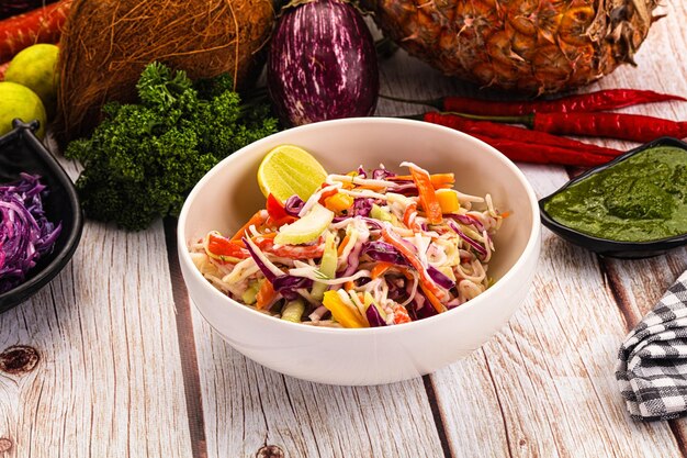 Ensalada de cangrejo fresco con repollo