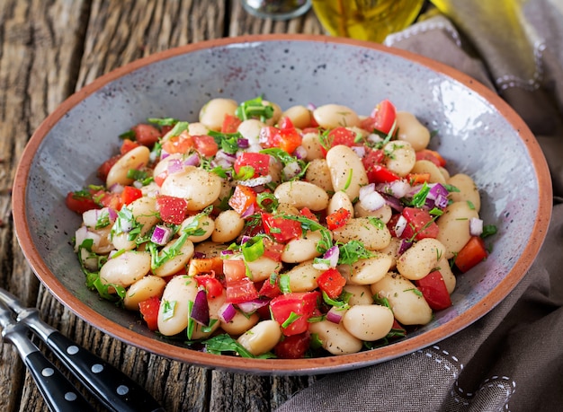 Ensalada Cannellini De Frijoles Blancos. Ensalada vegana. Menú de la dieta.