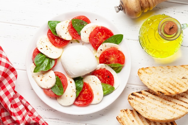 Ensalada caprese con albahaca mozzarella y tomates de la huerta