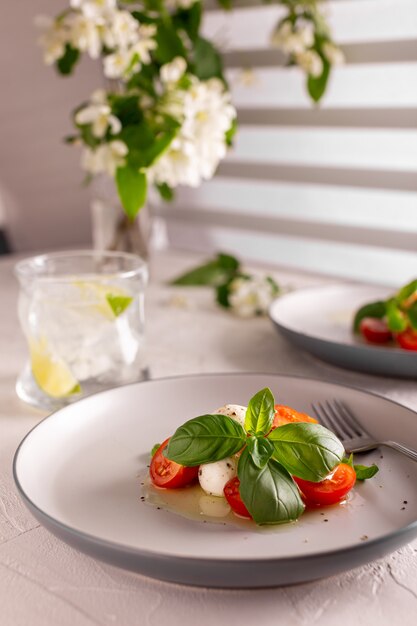 Ensalada caprese con albahaca en un plato