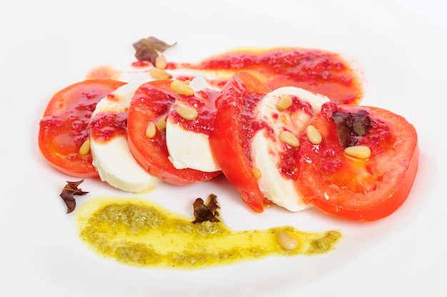 Ensalada Caprese antipasto con queso mozarella, tomates
