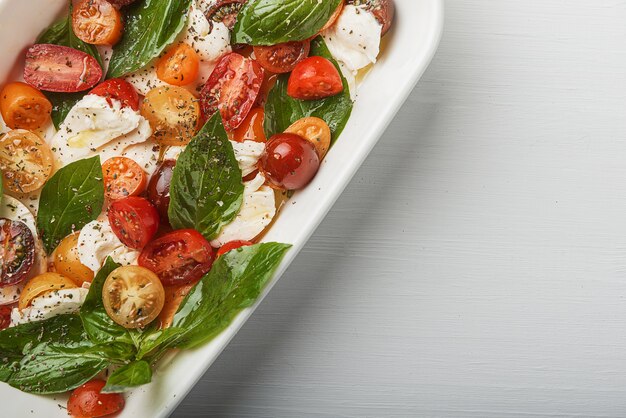 Ensalada caprese clásica, cocina vegetariana, comida sana