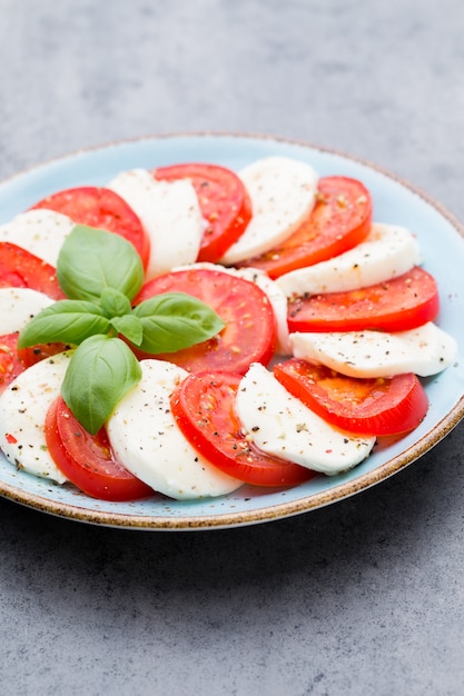 Ensalada Caprese clásica con tomates Mozzarella