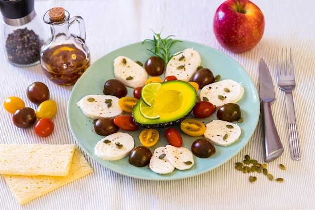 Ensalada caprese fresca con queso mozzarella y tomates cherry pimienta y semillas de calabaza