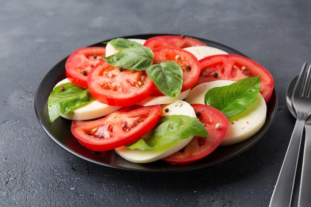 Foto ensalada caprese hecha de tomates frescos en rodajas queso mozzarella y albahaca