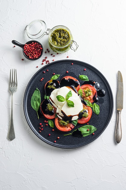 Ensalada caprese italiana con cereza