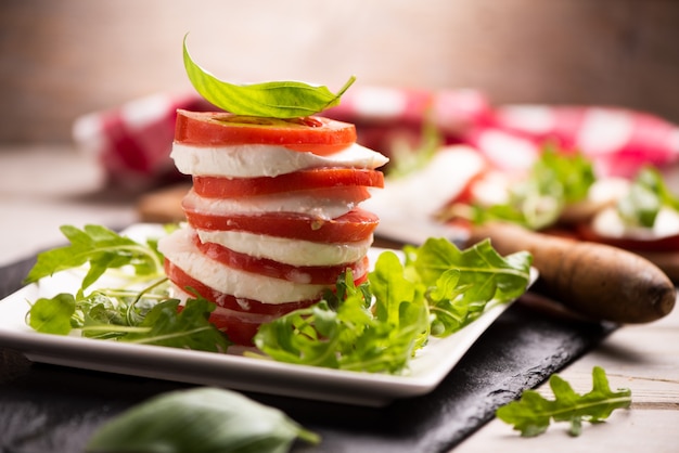 Ensalada Caprese italiana Fesh con mozzarella en rodajas y hierbas