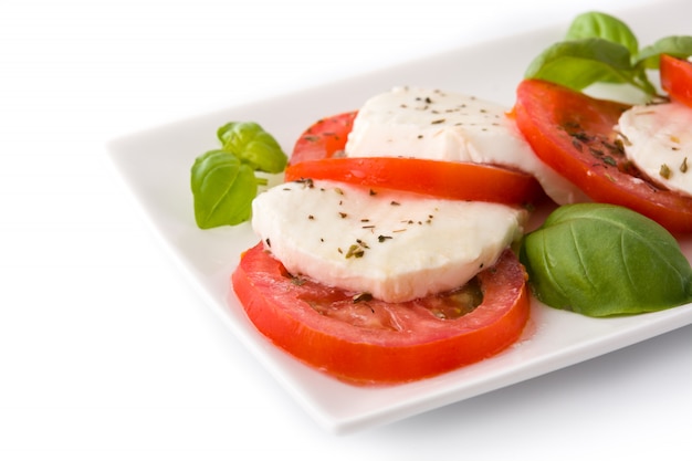 Ensalada Caprese italiana fresca en un plato