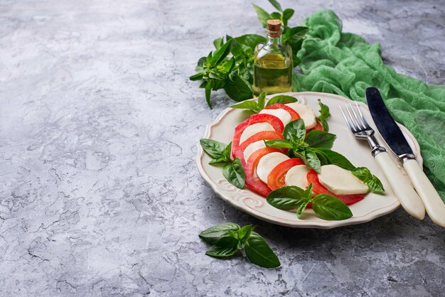 Ensalada caprese italiana con mozzarella, tomate y albahaca