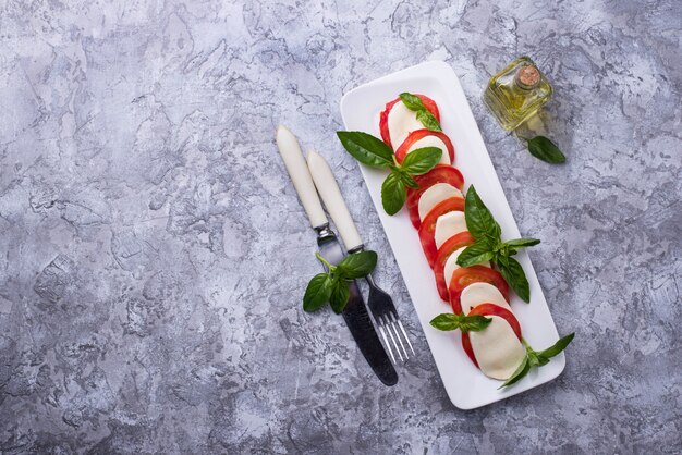 Ensalada caprese italiana con mozzarella, tomate y albahaca