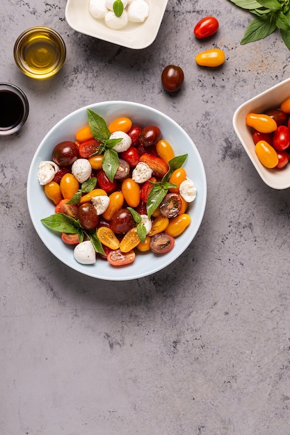 Ensalada caprese italiana con tomates, queso mozzarella, albahaca, aceite de oliva, vista superior.