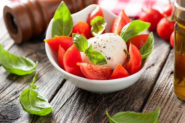 Ensalada Caprese en mesa de madera