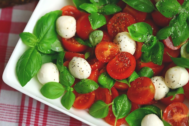 Ensalada caprese con mini mozzarella y tomates cherry Cocina italiana Comida sana