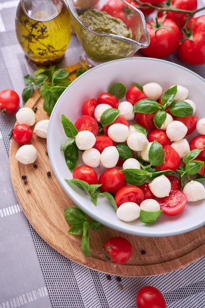 Ensalada caprese Mini queso mozzarella en bol de vidrio tomate y albahaca