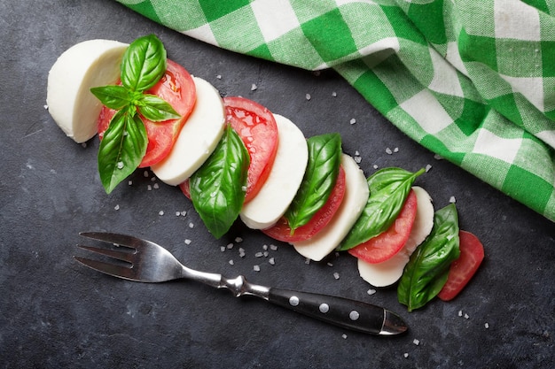 Ensalada Caprese Mozzarella tomates y albahaca