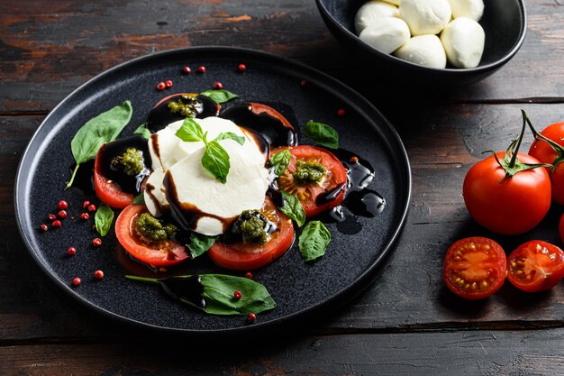 Ensalada Caprese en placa negra