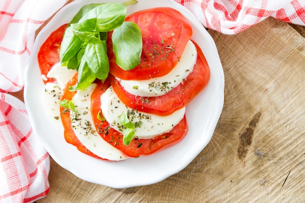 Ensalada Caprese en plato blanco, primer plano