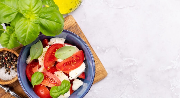 Ensalada caprese con queso mozzarella de tomates maduros y albahaca de la huerta