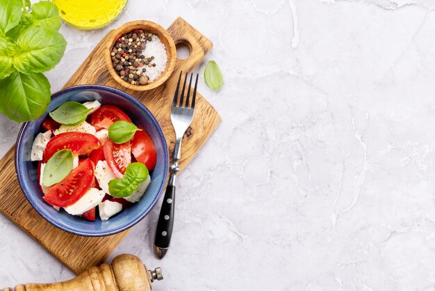 Ensalada caprese con queso mozzarella de tomates maduros y albahaca de la huerta