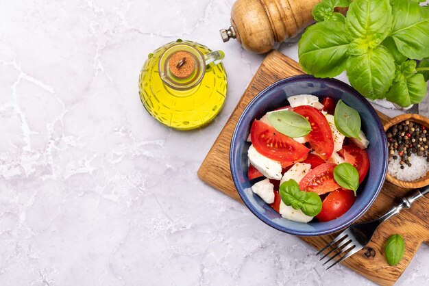 Ensalada caprese con queso mozzarella de tomates maduros y albahaca de la huerta