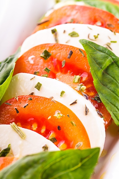 Ensalada caprese: rodajas de tomate y queso mozzarella