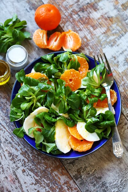 Ensalada caprese saludable con mandarina. Estilo italiano.