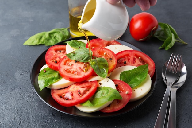 Ensalada Caprese con tomate y mozzarella con aceite de oliva