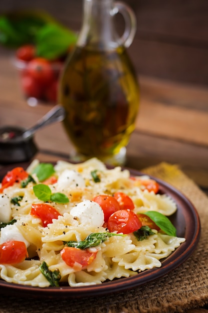 Ensalada Caprese con tomate, mozzarella y albahaca