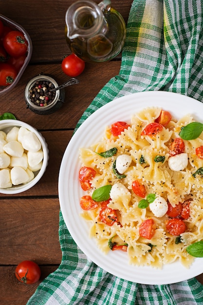 Ensalada Caprese con tomate, mozzarella y albahaca