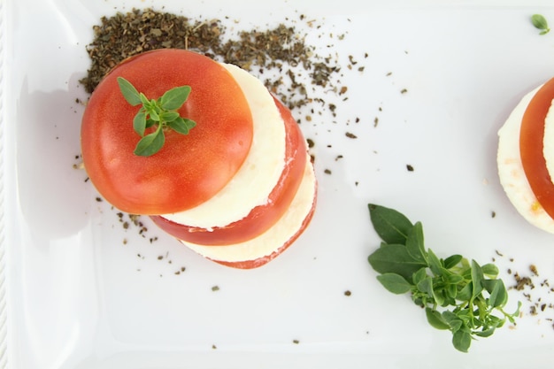 Ensalada caprese con tomate mozzarella y albahaca