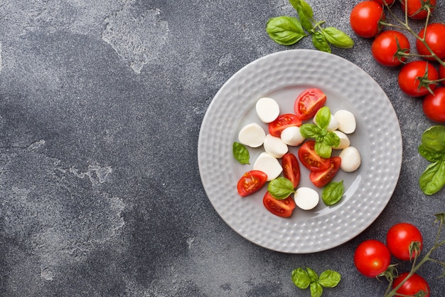 Ensalada Caprese De Tomate, Queso Mozzarella Y Albahaca. Cocina italiana. Copia espacio
