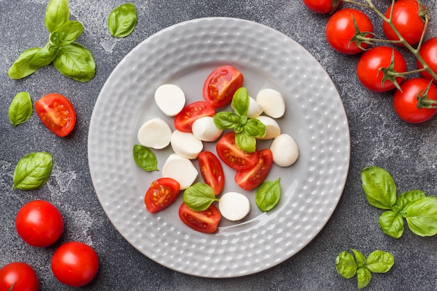 Ensalada Caprese De Tomate, Queso Mozzarella Y Albahaca. Cocina italiana.