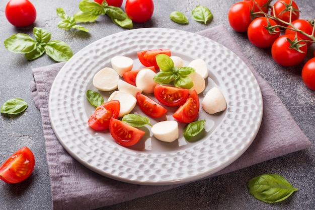 Ensalada Caprese De Tomate, Queso Mozzarella Y Albahaca. Cocina italiana.